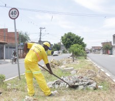 Prefeitura realiza limpeza do canteiro central no Miguel Badra Baixo