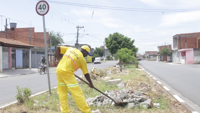 Prefeitura realiza limpeza do canteiro central no Miguel Badra Baixo