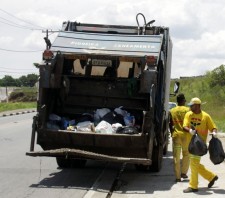 Prefeitura determina normalização de serviços até amanhã e coleta de lixo prossegue em ritmo acelerado