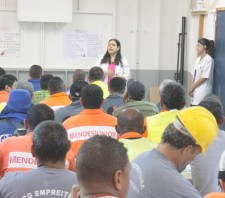 Campanha contra hanseníase orienta trabalhadores de obras da estação de trem