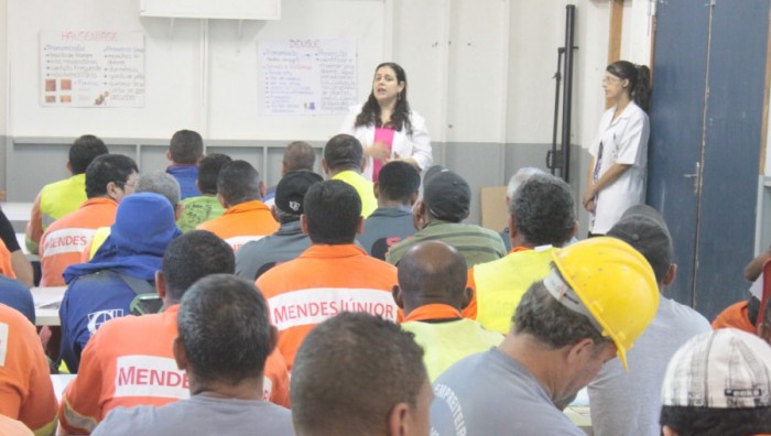 Campanha contra hanseníase orienta trabalhadores de obras da estação de trem