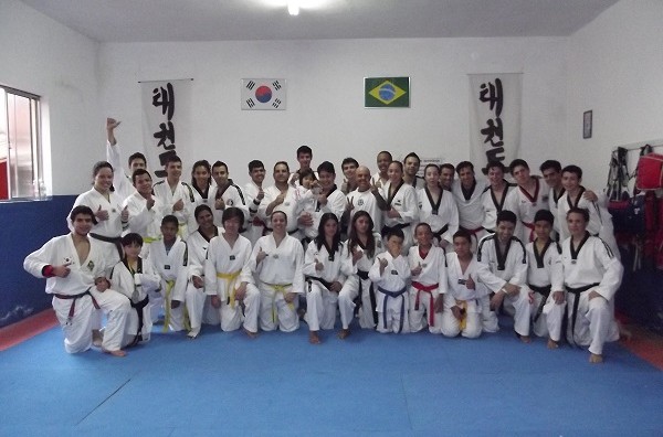 Atletas de Suzano lutam por vaga na final do Campeonato Paulista de Taekwondo