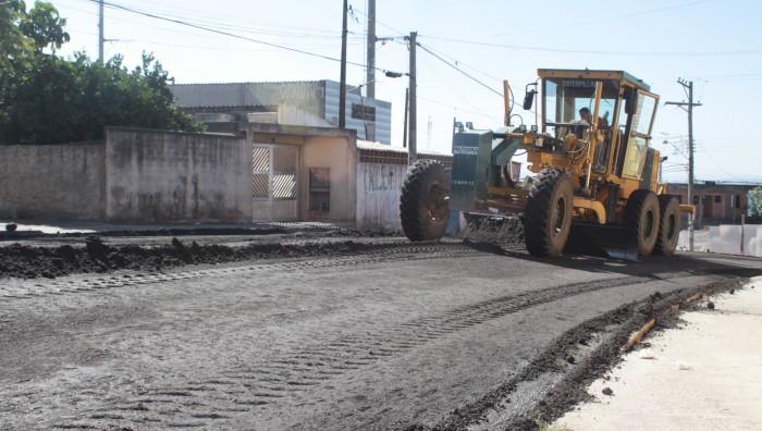 Asfalto começa a ser implantado no corredor de ônibus do Jardim Alterópolis