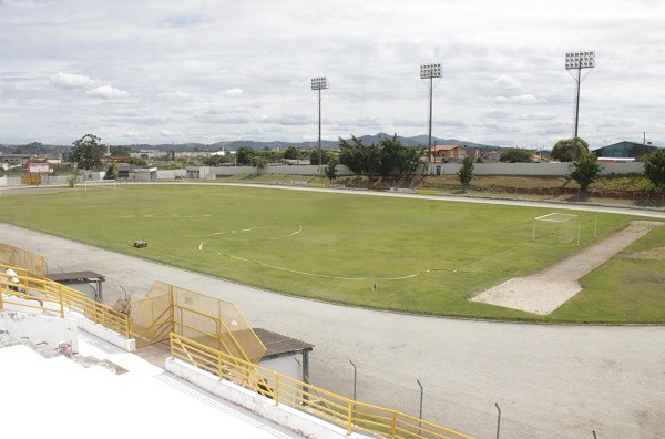 Começa construção da nova arquibancada do Suzanão