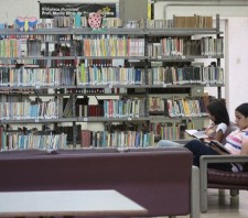 Estudantes utilizam Biblioteca Municipal para se preparar para vestibulares e garantem vagas em universidades