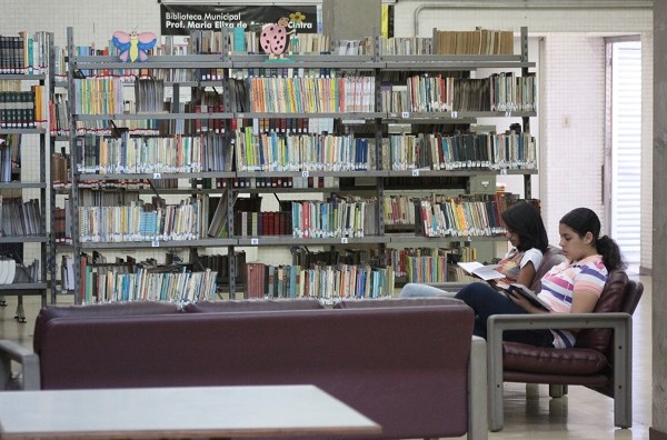 Estudantes utilizam Biblioteca Municipal para se preparar para vestibulares e garantem vagas em universidades