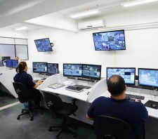 GCM prende em flagrante vândalo que destruía lixeiras no Centro de Suzano