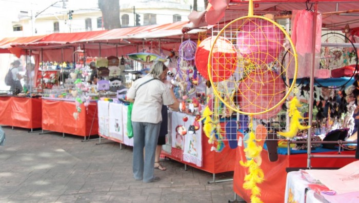 Artesãos expõem e vedem trabalhos na Praça João Pessoa