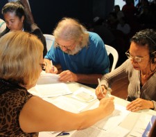Famílias assinam contrato do Conjunto Topázio e realizam o sonho da casa própria