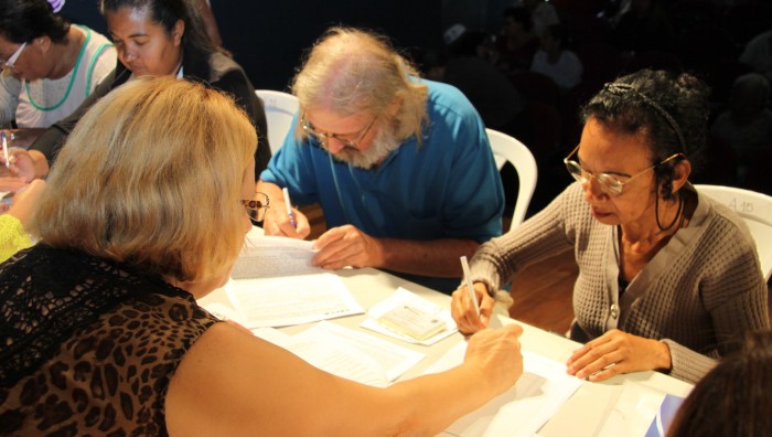 Famílias assinam contrato do Conjunto Topázio e realizam o sonho da casa própria