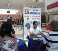 Técnicos do Procon orientam consumidores no Suzano Shopping