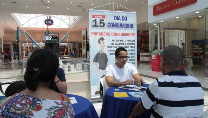 Técnicos do Procon orientam consumidores no Suzano Shopping