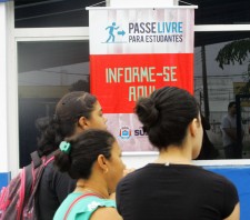 Primeiro dia do Passe Livre atrai centenas de estudantes ao Terminal Norte