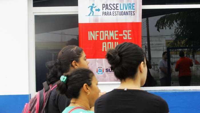 Primeiro dia do Passe Livre atrai centenas de estudantes ao Terminal Norte