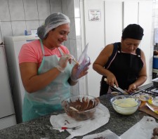 Aluna da Oficina de Talentos aumenta renda familiar com a venda de chocolates