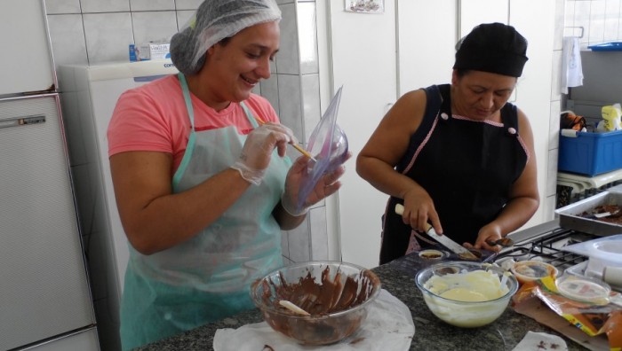 Aluna da Oficina de Talentos aumenta renda familiar com a venda de chocolates