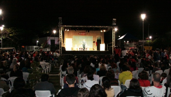 Apresentação de Elizabeth Savalla lota Praça Cidade das Flores