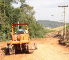 Prefeitura nivela Estrada do Pau a Pique