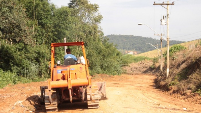 Prefeitura nivela Estrada do Pau a Pique