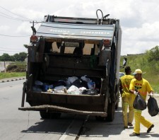 Prefeitura realiza força-tarefa para normalizar coleta de lixo
