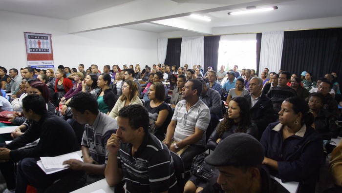 Oportunidade: quase 300 candidatos passam por seleção em busca de emprego