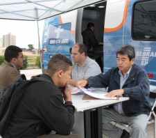 Prefeitura orienta pequenos empreendedores com unidade do Sebrae Móvel