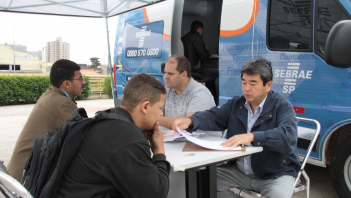 Prefeitura orienta pequenos empreendedores com unidade do Sebrae Móvel