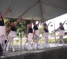 Aprendizes e instrutoras de balé prestam homenagem ao Dia das Mães