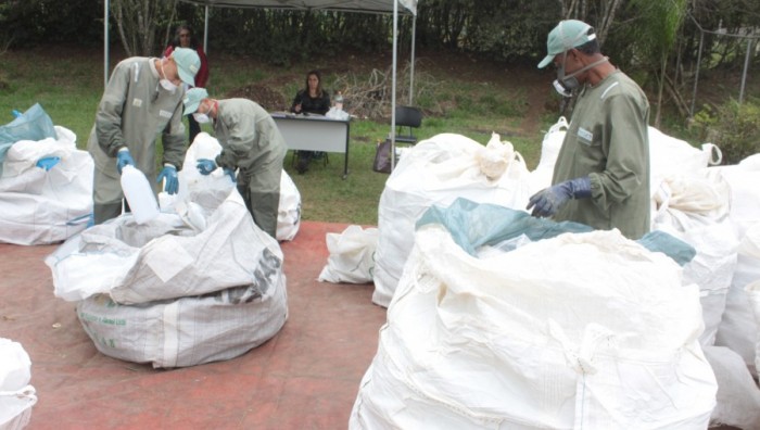 Agentes recolhem 250 quilos de embalagens de agrotóxicos