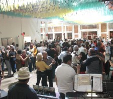 Dia das Mães: Baile do Fundo Social atrai 400 pessoas