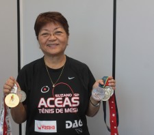 Aos 74 anos, atleta de Suzano garante prata no mundial de tênis de mesa na Nova Zelândia