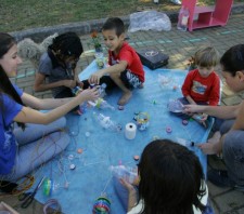 Crianças participam de projeto Rebrincando
