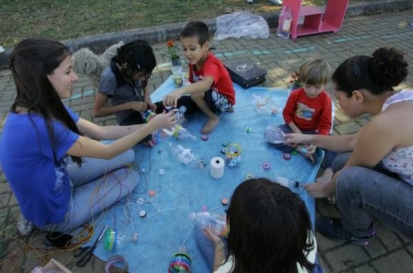Crianças participam de projeto Rebrincando