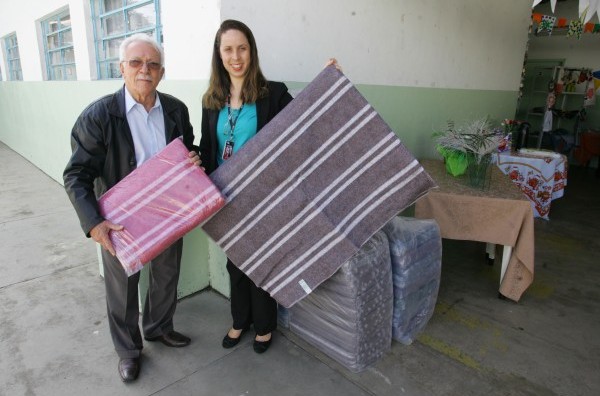 Fundo Social entrega cobertores para Apae