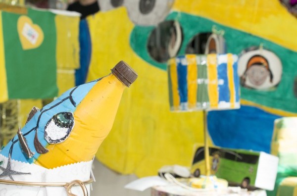 Comissão julgadora avalia trabalhos inscritos no concurso Criando com Material Reciclável