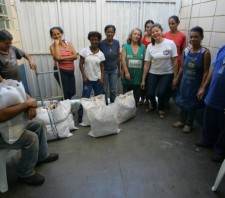Fundo Social entrega cestas básicas para Univence