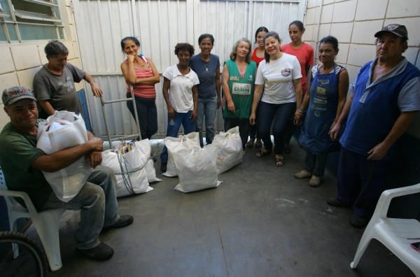 Fundo Social entrega cestas básicas para Univence