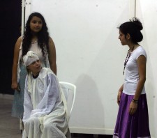 Grupo de aprendizes conquista público com espetáculo “A Atriz”