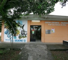 Centro Cultural Palmeiras recebe doação de cem pares de sapatos