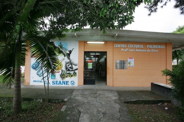 Centro Cultural Palmeiras recebe doação de cem pares de sapatos