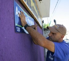 Prefeitura instala placas de ruas na região norte
