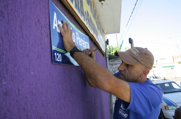 Prefeitura instala placas de ruas na região norte