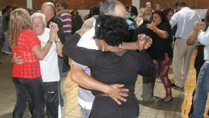 400 pessoas participam de Baile de Inverno no Fundo Social