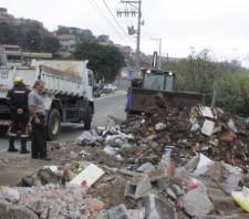 Prefeitura retira entulho da Avenida Katsutoshi Naito