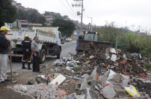 Prefeitura retira entulho da Avenida Katsutoshi Naito