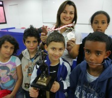 Campeã brasileira de sumô por 12 vezes, Luciana Watanabe desenvolve projeto em escolas de Suzano