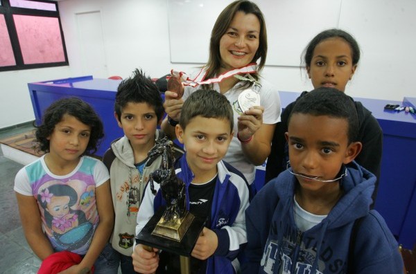 Campeã brasileira de sumô por 12 vezes, Luciana Watanabe desenvolve projeto em escolas de Suzano