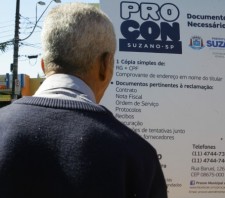 Servidores do Procon orientam consumidores na Praça dos Expedicionários