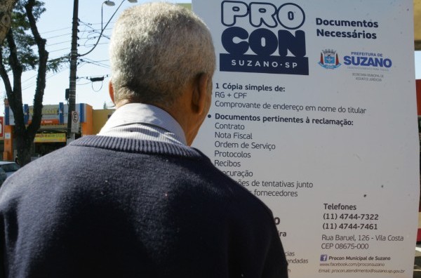 Servidores do Procon orientam consumidores na Praça dos Expedicionários