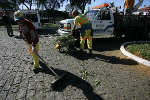 Prefeitura faz manutenção na Praça São Paulo